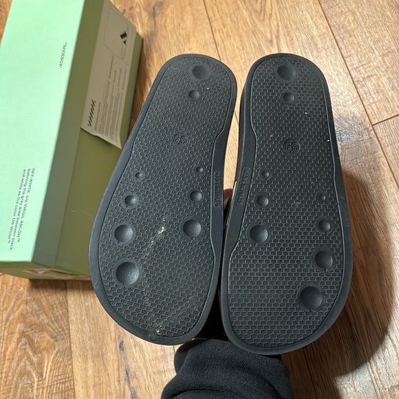 Off white spray stripes slider black/white